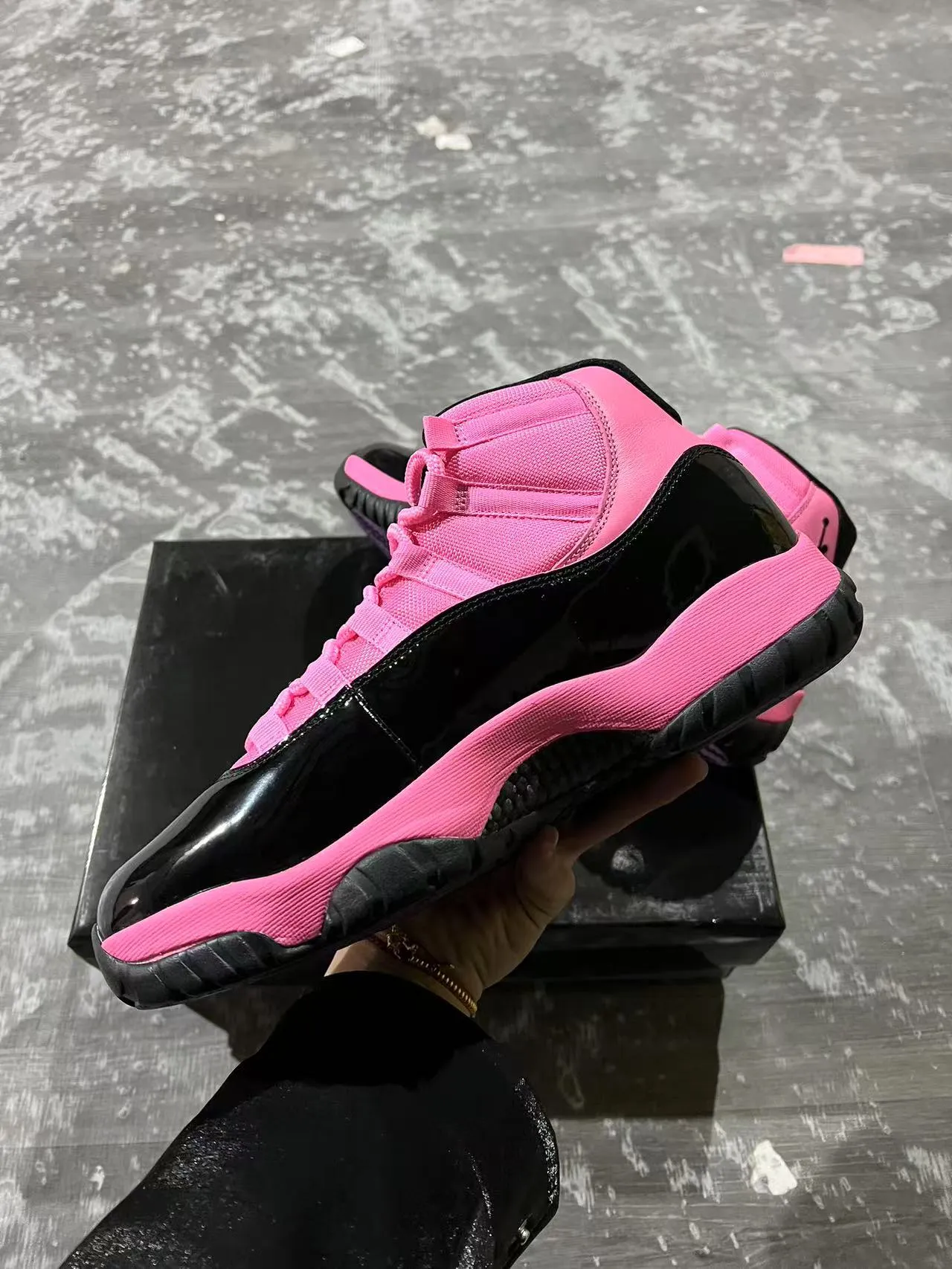 Air Jordan 11 গোলাপি এবং কালো বাস্কেটবল জুতা 5