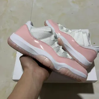 Tênis de basquete Air Jordan 11 de couro envernizado rosa