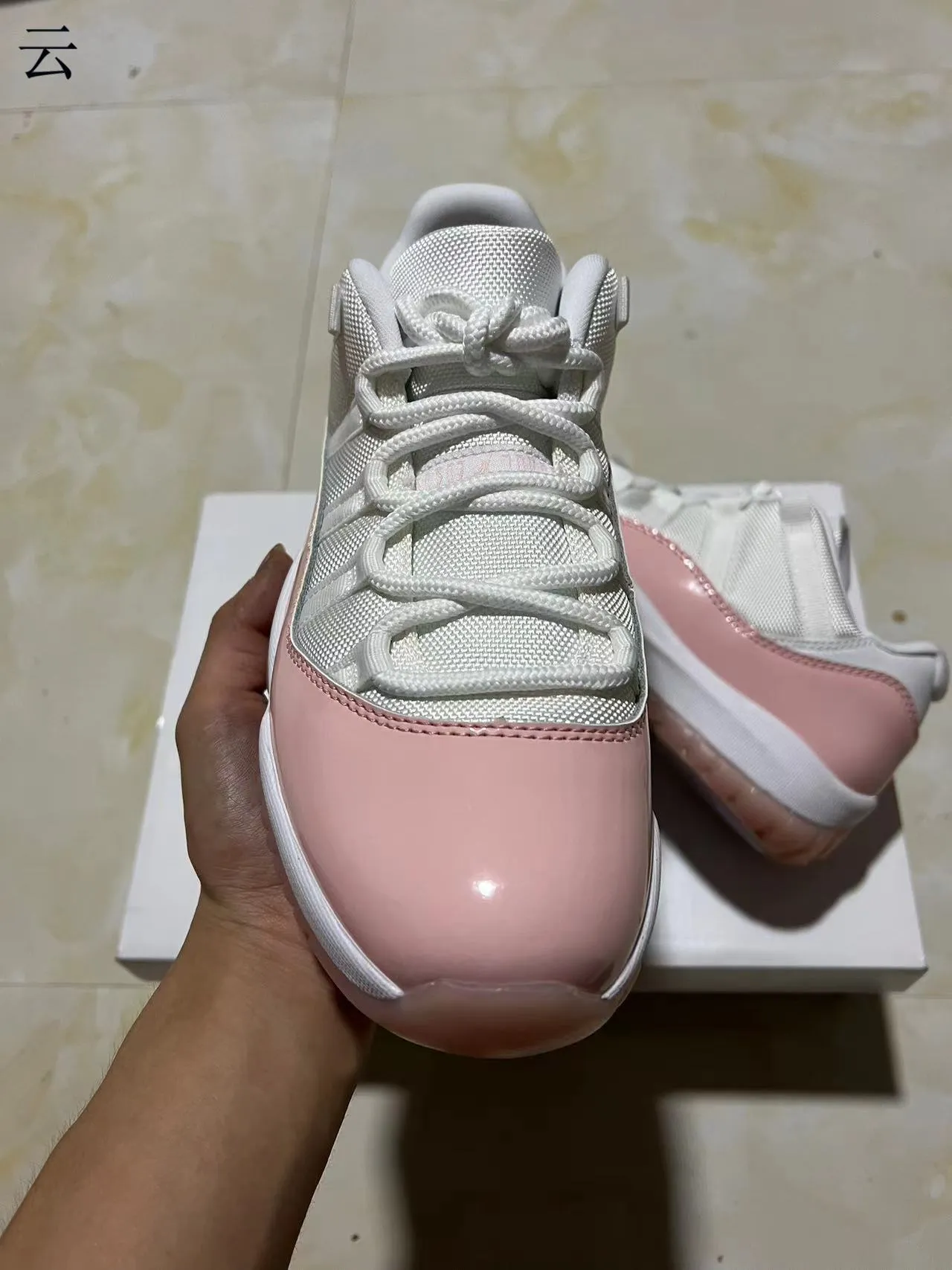 Chaussures de basketball Air Jordan 11 en cuir verni rose 3