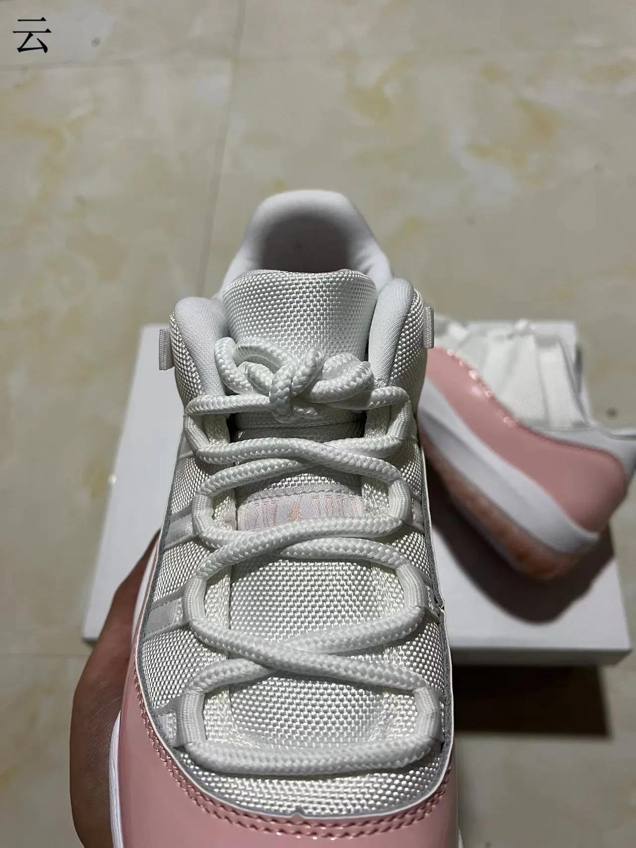 Chaussures de basketball Air Jordan 11 en cuir verni rose 4