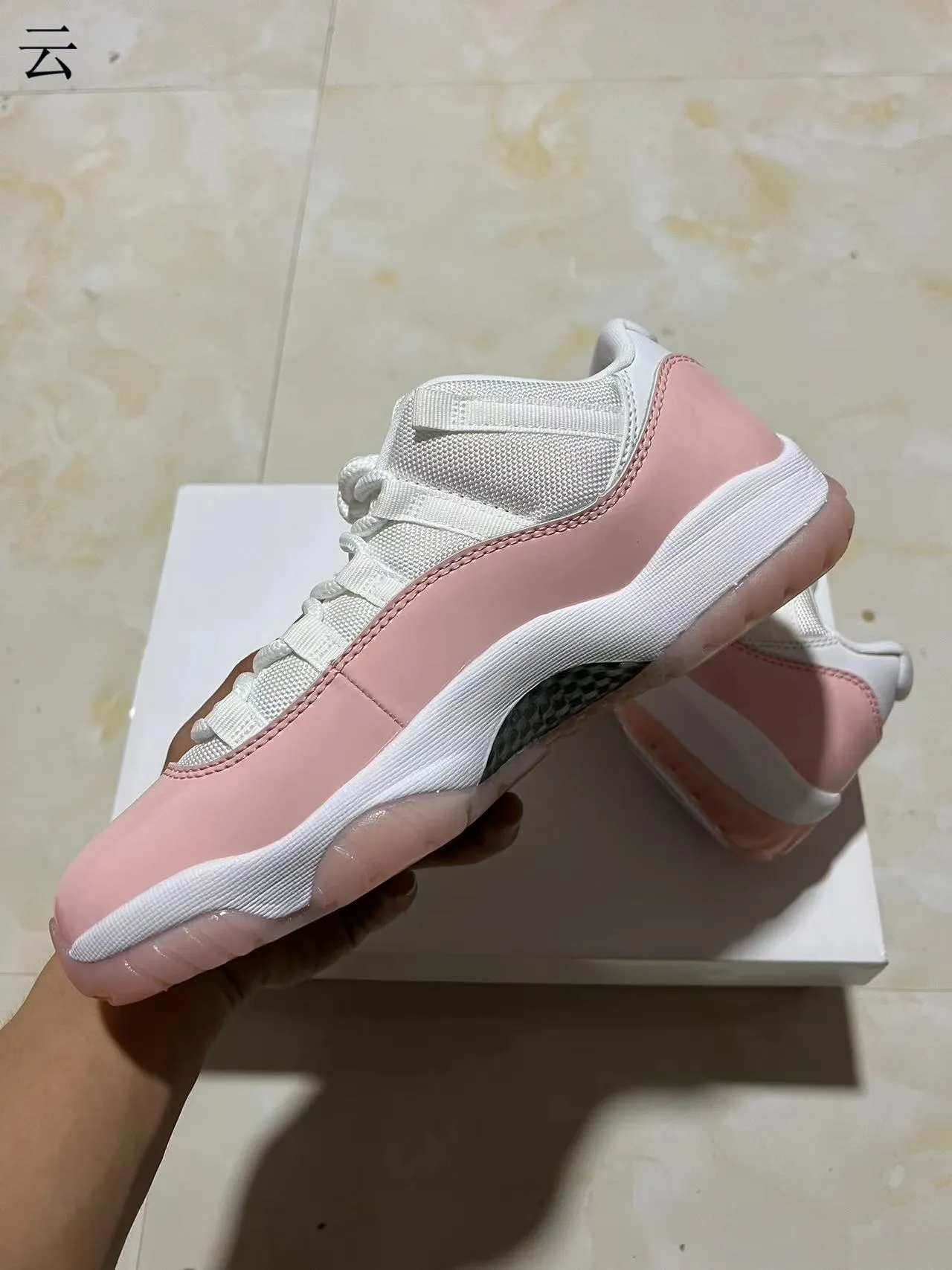 Chaussures de basketball Air Jordan 11 en cuir verni rose 5