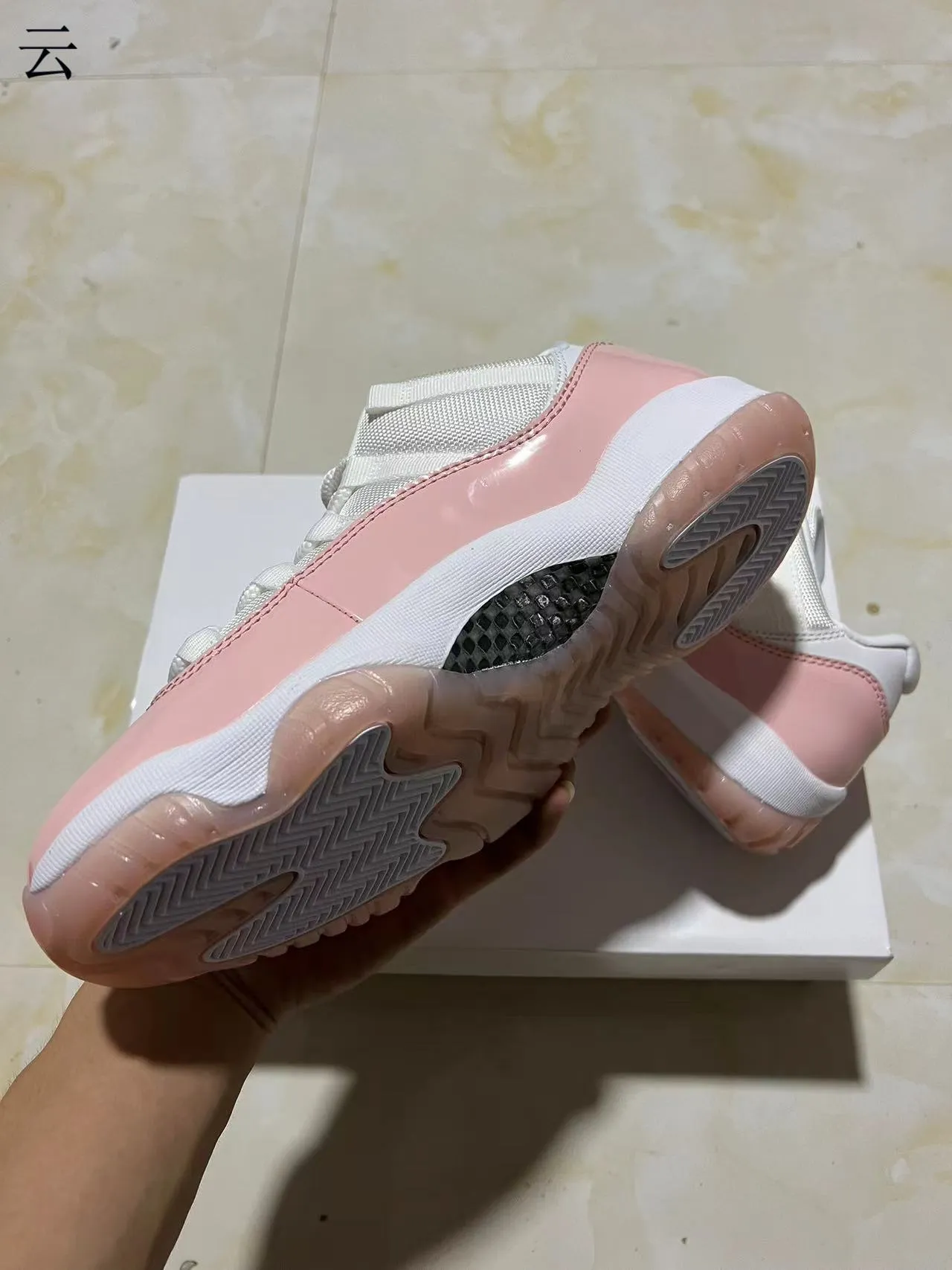 Chaussures de basketball Air Jordan 11 en cuir verni rose 6