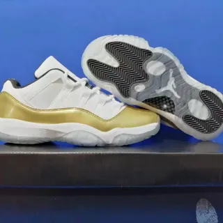 Air Jordan 11 白金金属色篮球鞋
