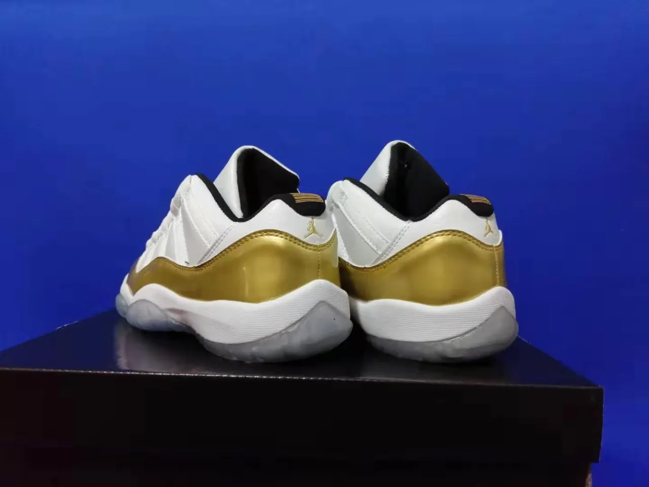 Air Jordan 11 白金金属色篮球鞋 2