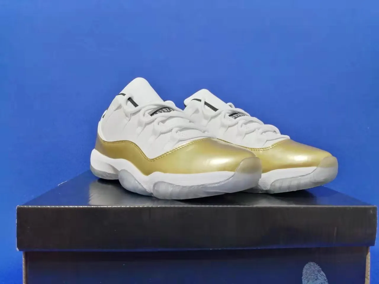 Air Jordan 11 白金金属色篮球鞋 3