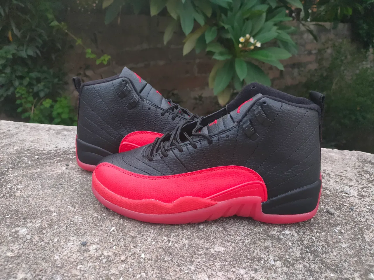 Air Jordan 12 Chaussures de Basketball Noir et Rouge 2