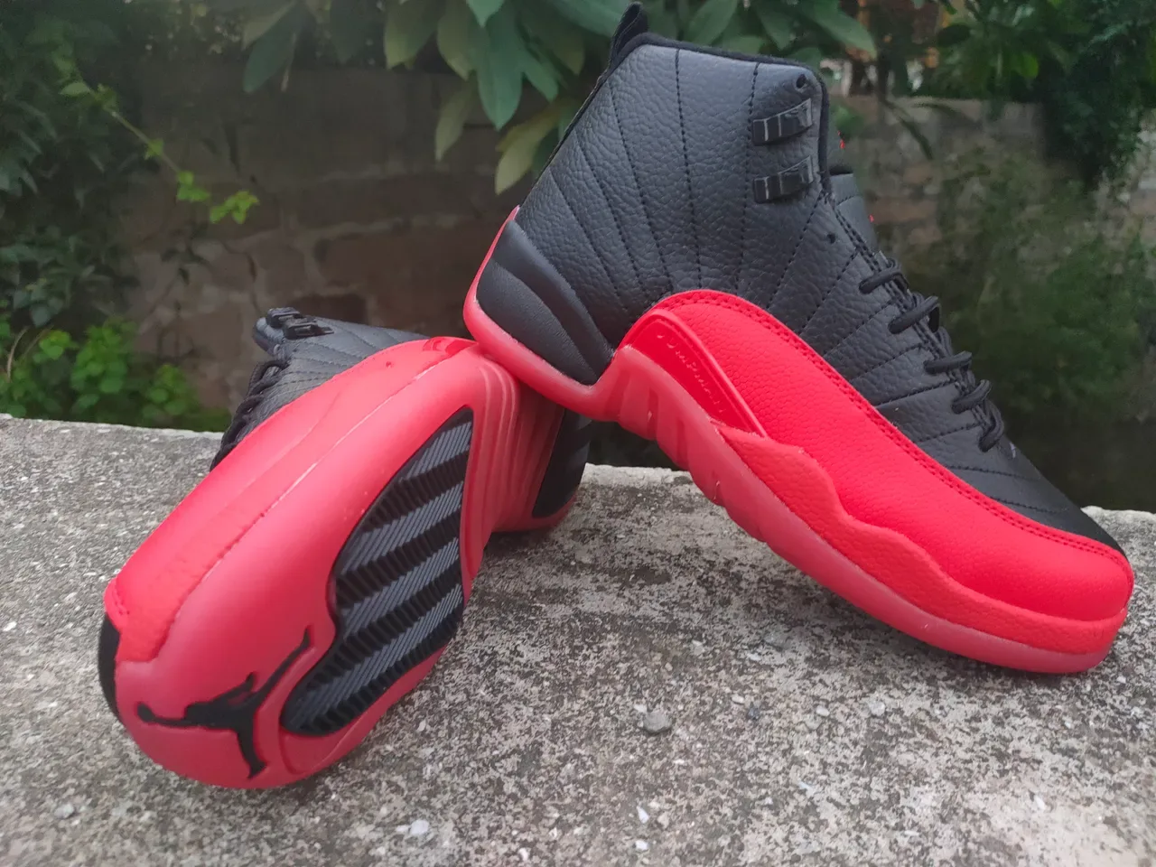 Air Jordan 12 Chaussures de Basketball Noir et Rouge 3