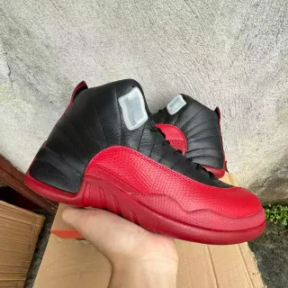 Tênis de basquete Air Jordan 12 em couro acolchoado preto e vermelho