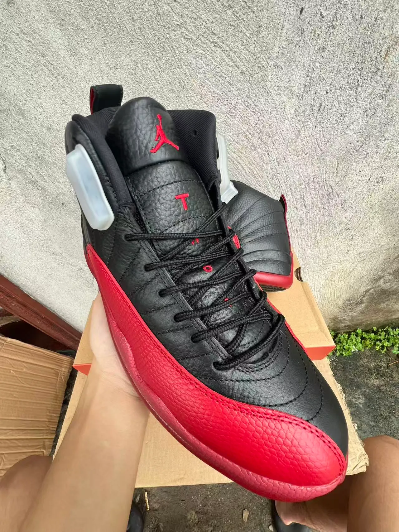 Zapatillas de baloncesto Air Jordan 12 de piel acolchada negro y rojo 2
