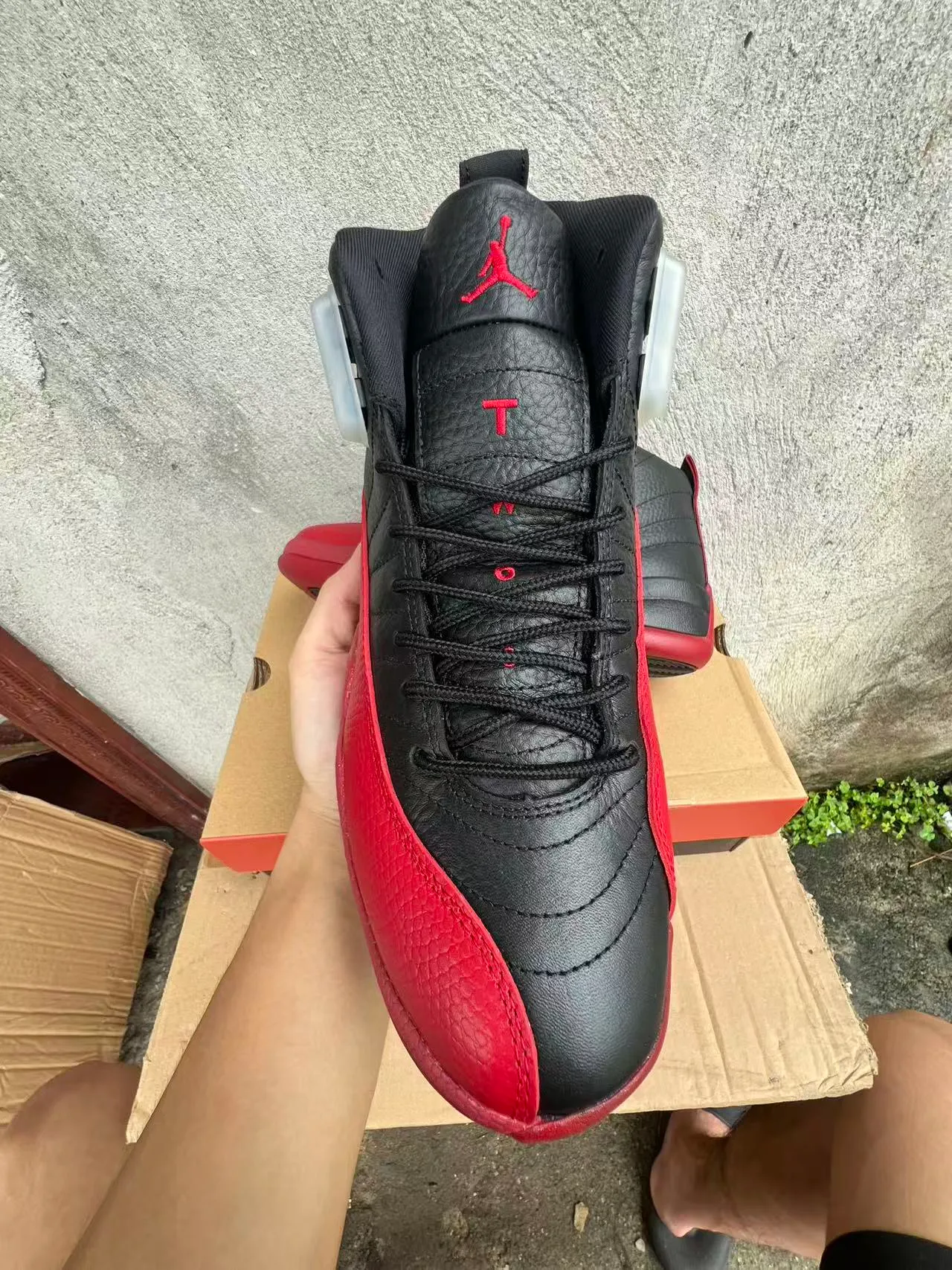Zapatillas de baloncesto Air Jordan 12 de piel acolchada negro y rojo 3