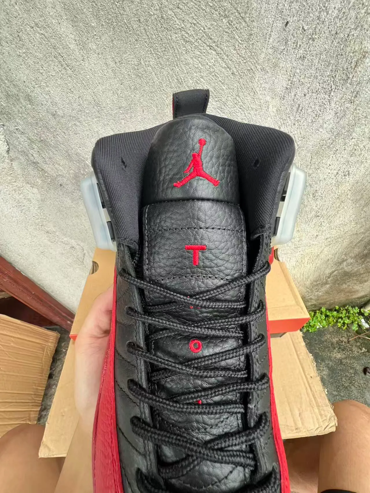 Zapatillas de baloncesto Air Jordan 12 de piel acolchada negro y rojo 4