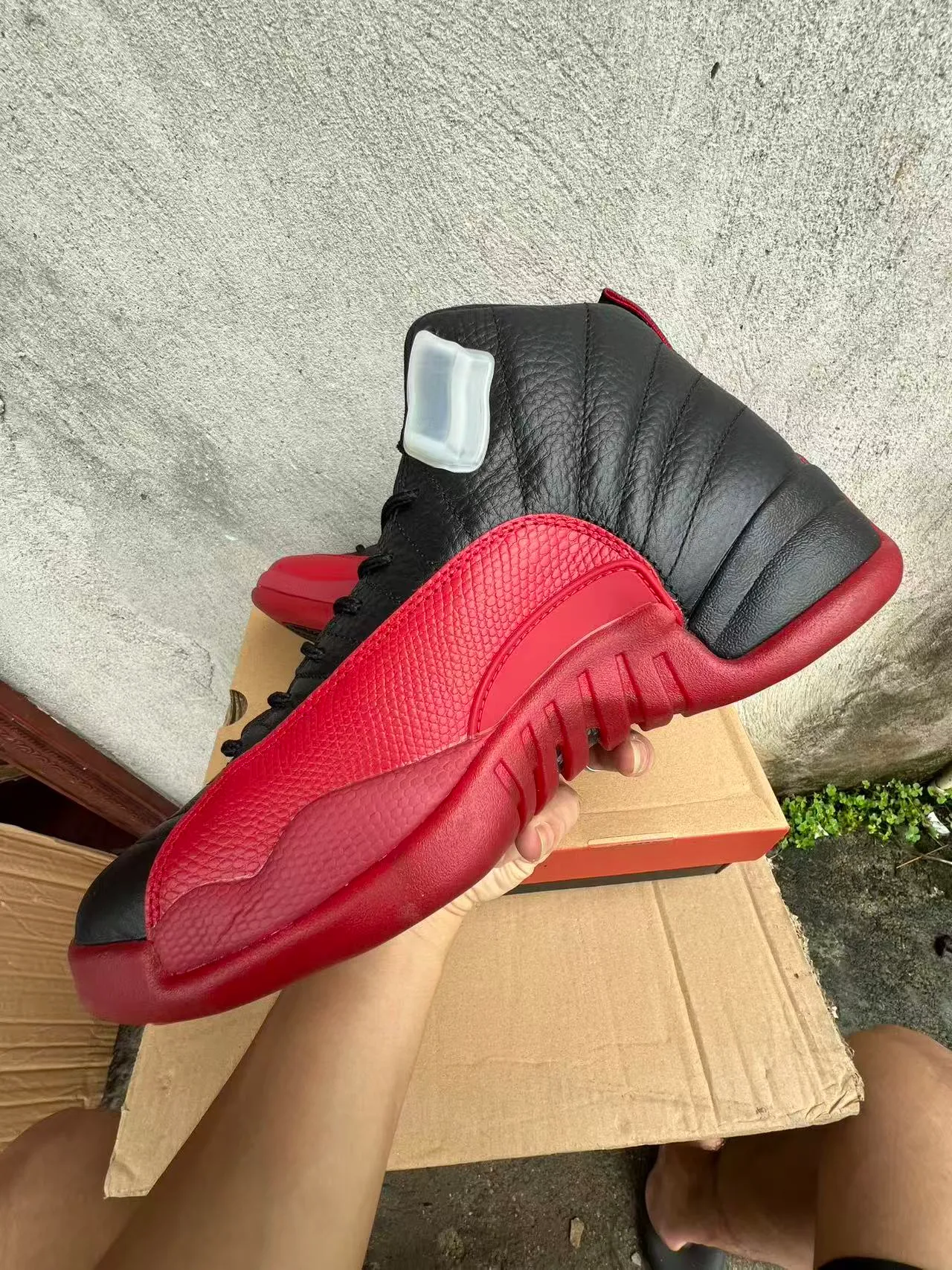 Zapatillas de baloncesto Air Jordan 12 de piel acolchada negro y rojo 5