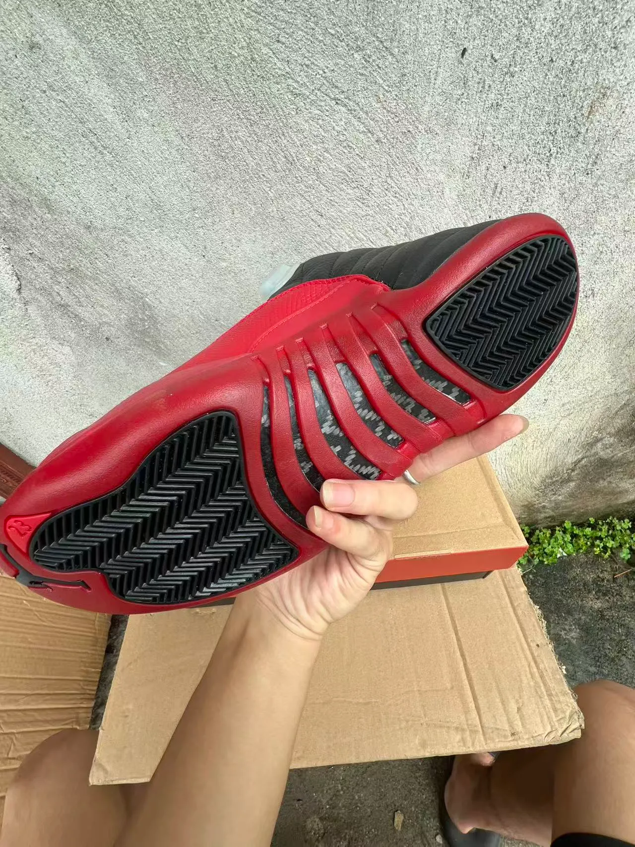 Zapatillas de baloncesto Air Jordan 12 de piel acolchada negro y rojo 6