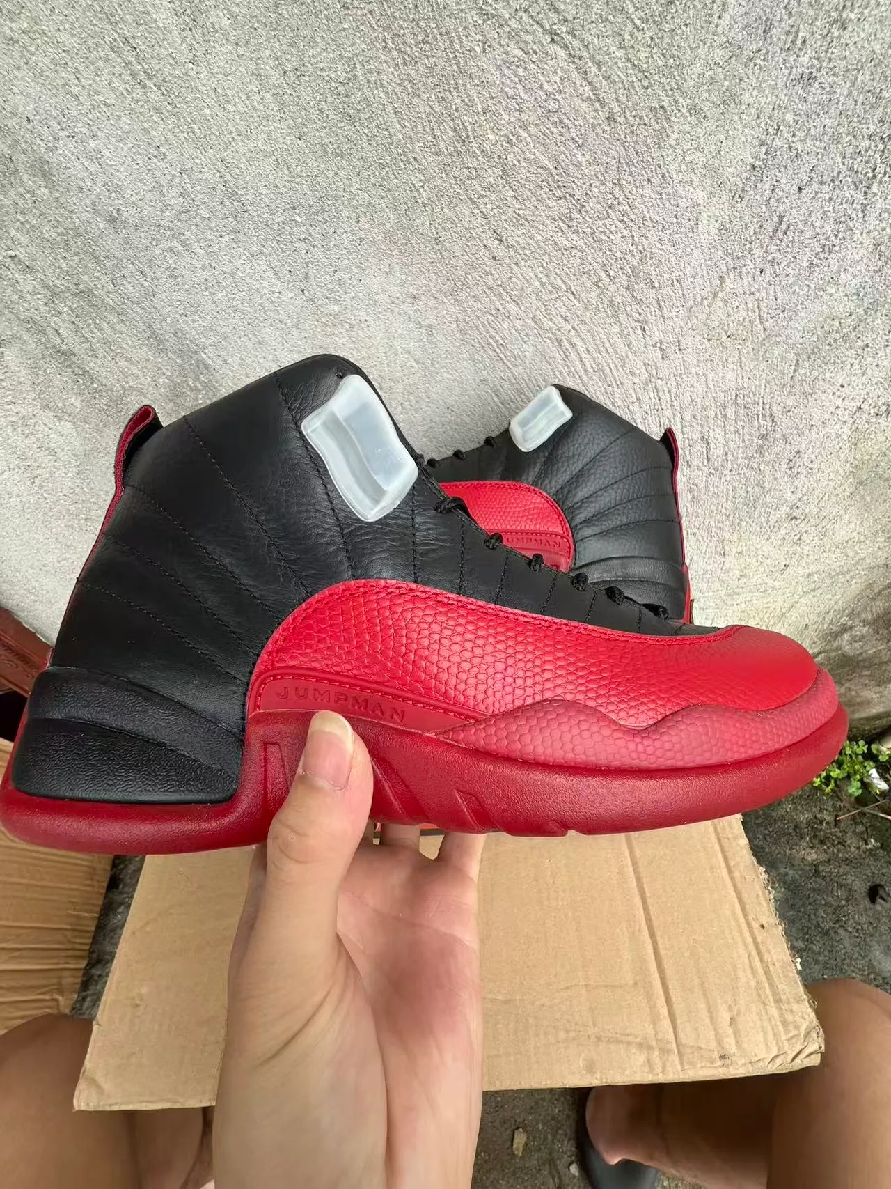 Zapatillas de baloncesto Air Jordan 12 de piel acolchada negro y rojo 7