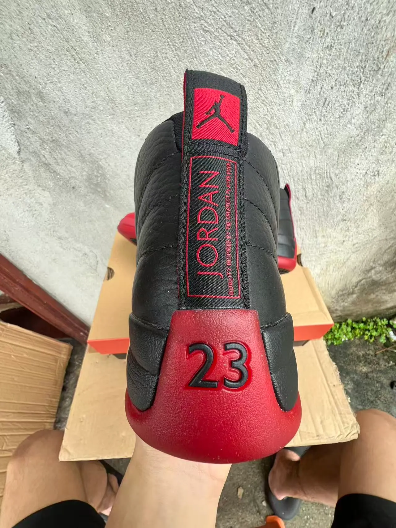 Zapatillas de baloncesto Air Jordan 12 de piel acolchada negro y rojo 8
