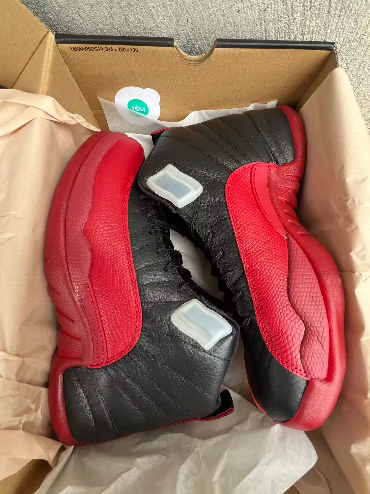 Zapatillas de baloncesto Air Jordan 12 de piel acolchada negro y rojo 9