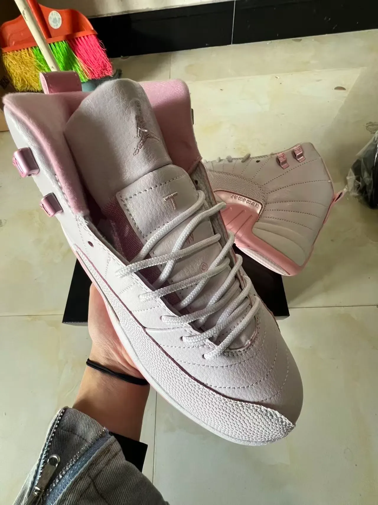 Air Jordan 12 أحذية كرة السلة رمادي فاتح ووردي 2