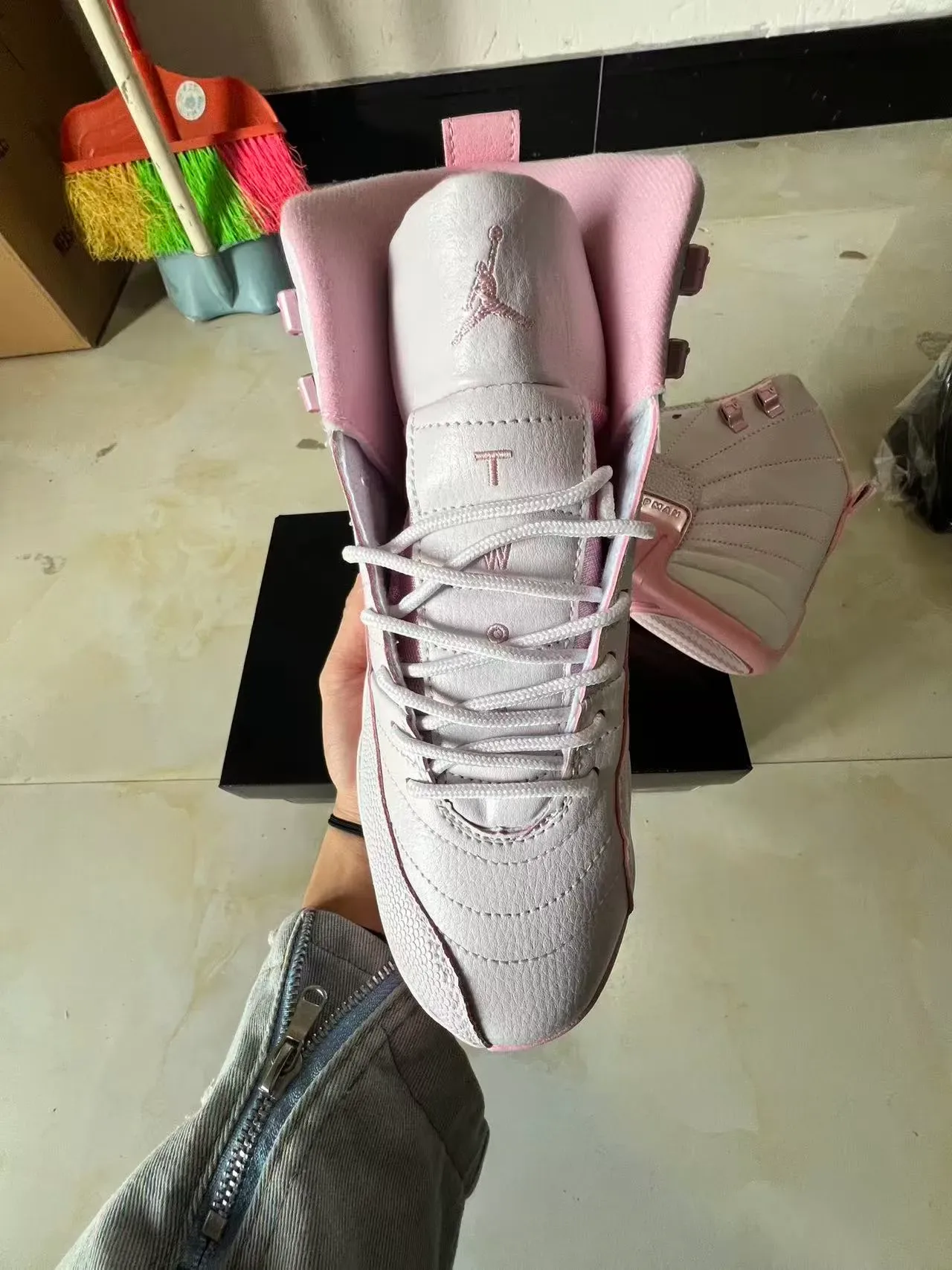 Air Jordan 12 أحذية كرة السلة رمادي فاتح ووردي 3