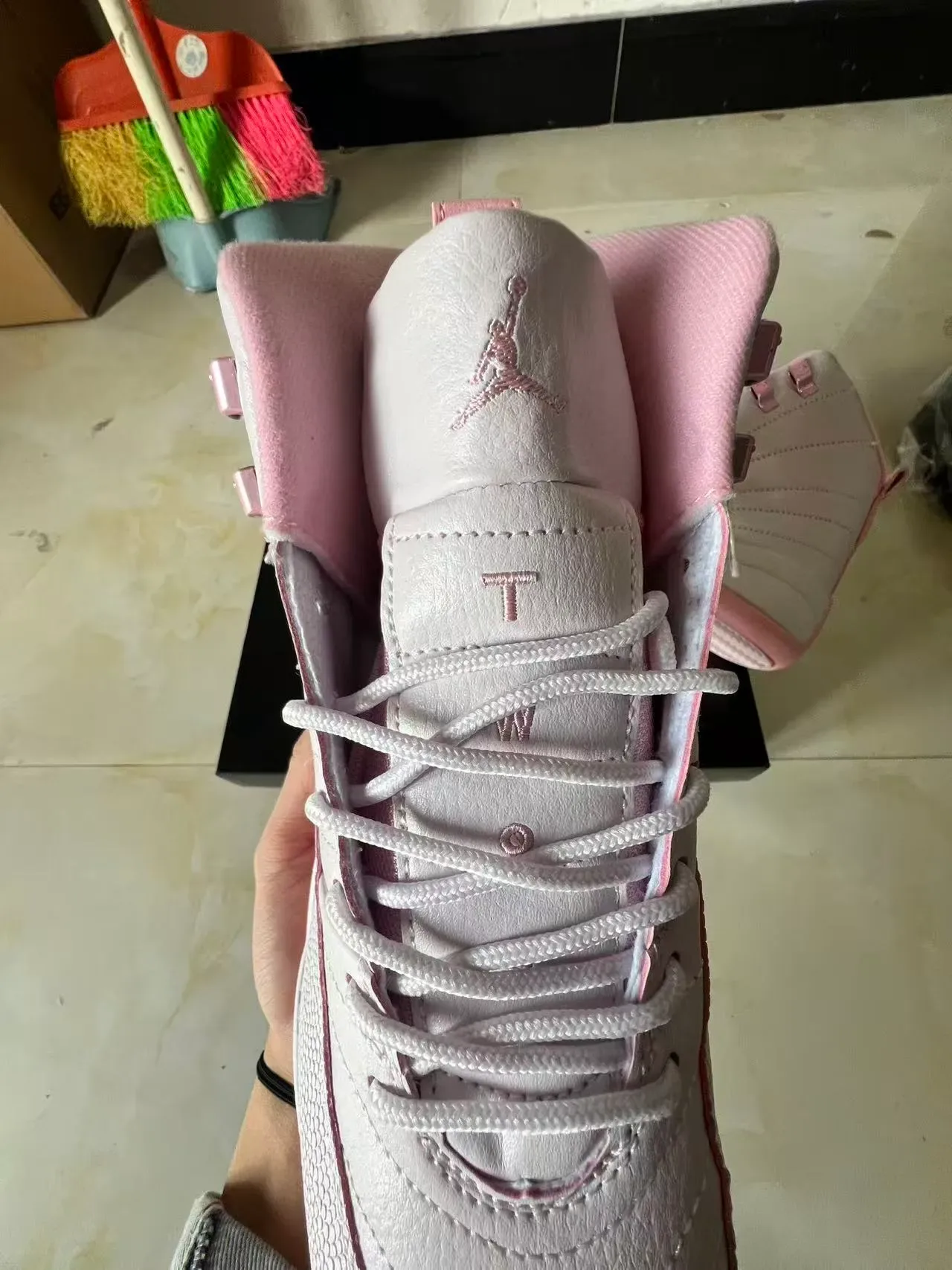 Air Jordan 12 أحذية كرة السلة رمادي فاتح ووردي 4