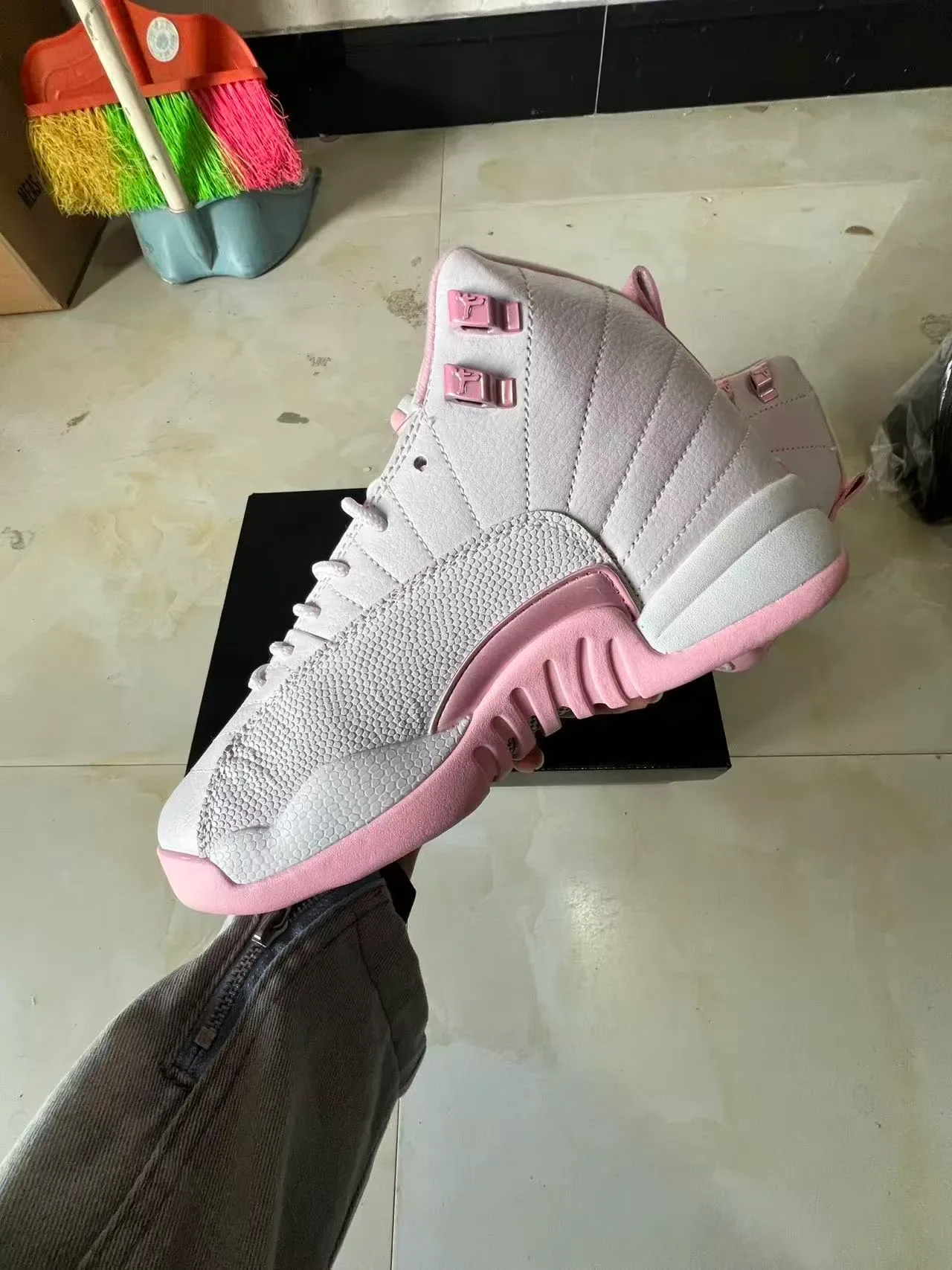 Air Jordan 12 أحذية كرة السلة رمادي فاتح ووردي 5