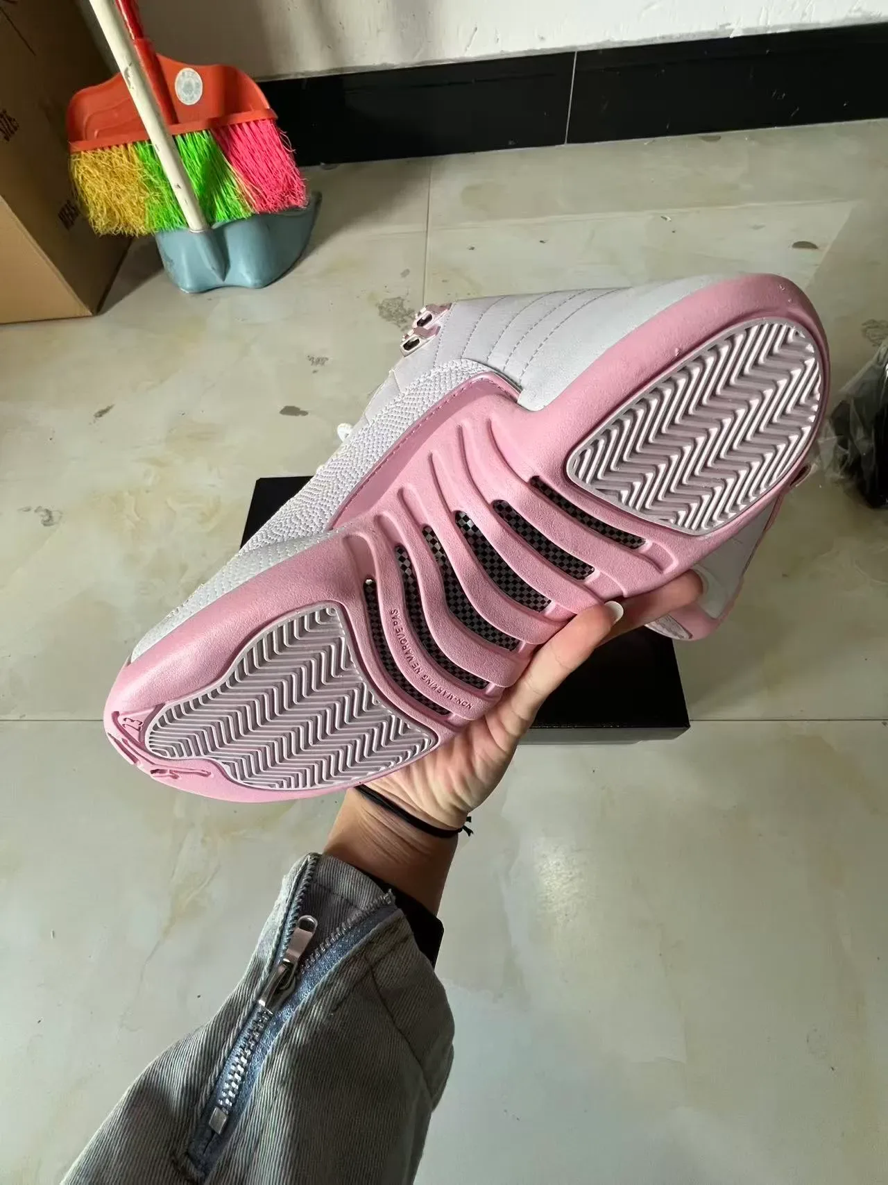 Air Jordan 12 أحذية كرة السلة رمادي فاتح ووردي 6