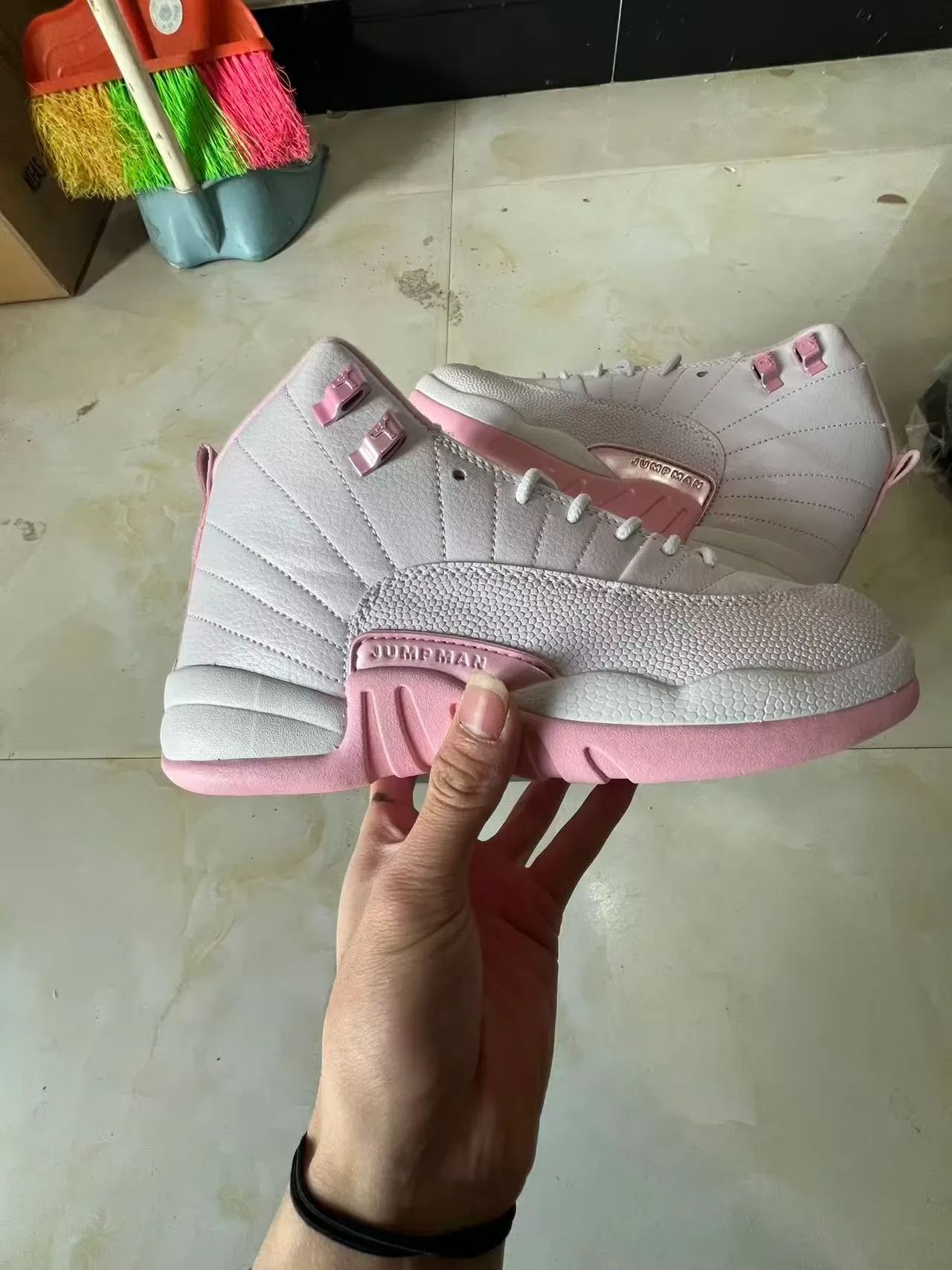 Air Jordan 12 أحذية كرة السلة رمادي فاتح ووردي 7