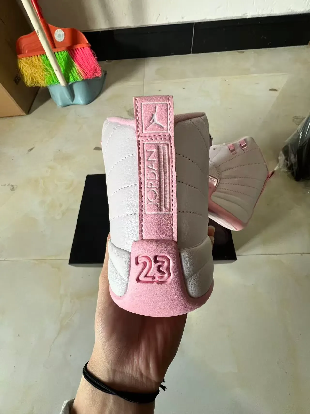Air Jordan 12 أحذية كرة السلة رمادي فاتح ووردي 8