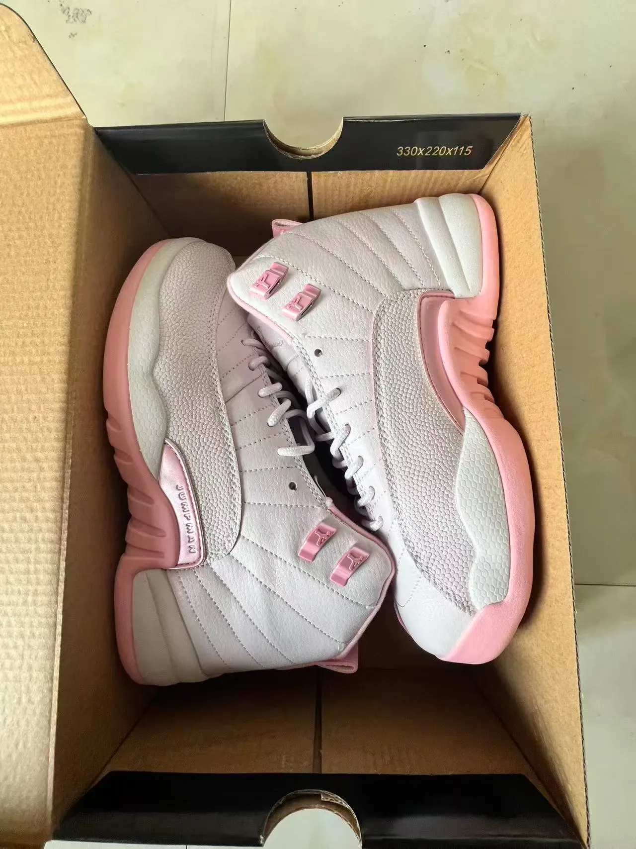 Air Jordan 12 أحذية كرة السلة رمادي فاتح ووردي 9