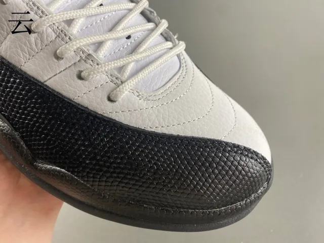 Chaussures de basketball Air Jordan 12 blanc, noir et or 2