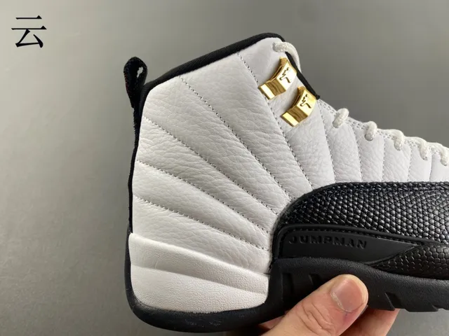 Chaussures de basketball Air Jordan 12 blanc, noir et or 3