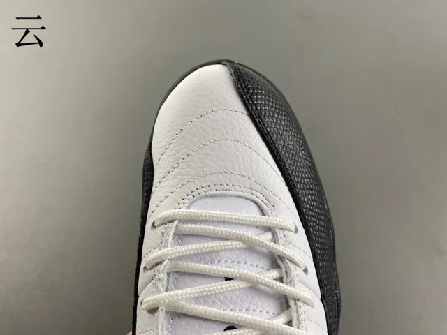 Chaussures de basketball Air Jordan 12 blanc, noir et or 4