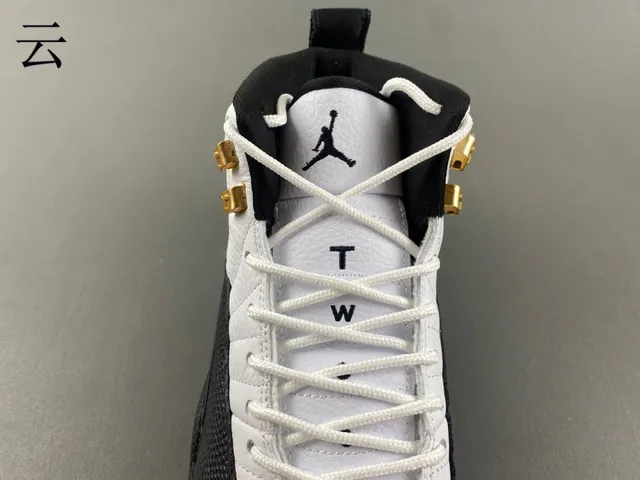 Chaussures de basketball Air Jordan 12 blanc, noir et or 5