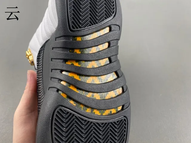 Chaussures de basketball Air Jordan 12 blanc, noir et or 8