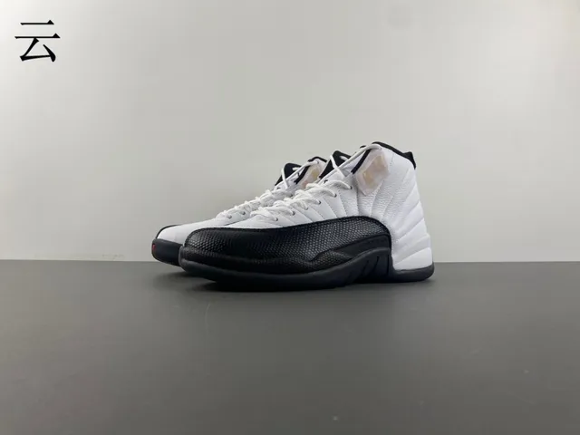 Chaussures de basketball Air Jordan 12 blanc, noir et or 10