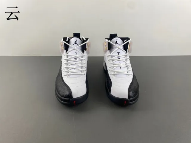 Chaussures de basketball Air Jordan 12 blanc, noir et or 11