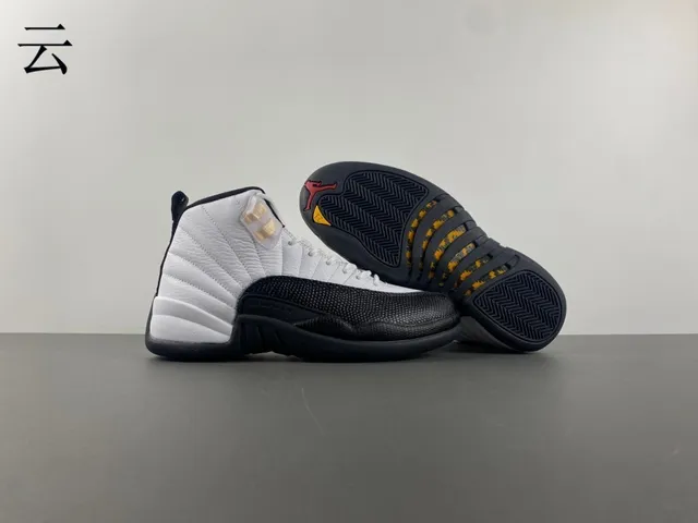 Chaussures de basketball Air Jordan 12 blanc, noir et or 12