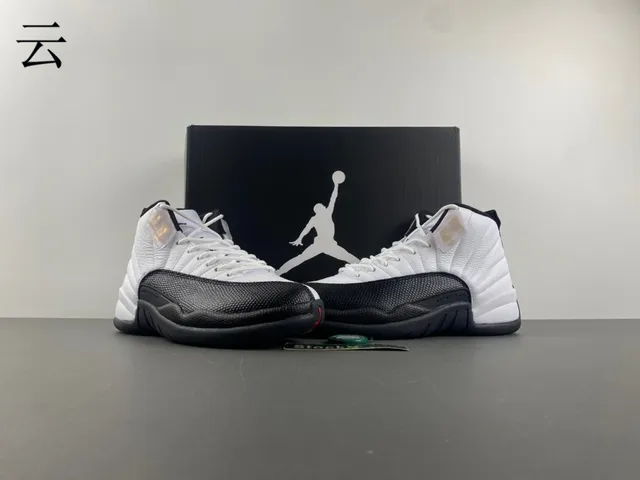 Chaussures de basketball Air Jordan 12 blanc, noir et or 13