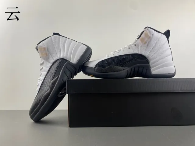 Chaussures de basketball Air Jordan 12 blanc, noir et or 14