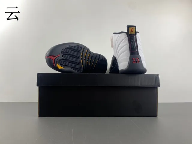 Chaussures de basketball Air Jordan 12 blanc, noir et or 16