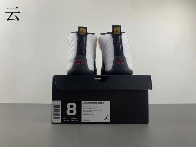 Chaussures de basketball Air Jordan 12 blanc, noir et or 17