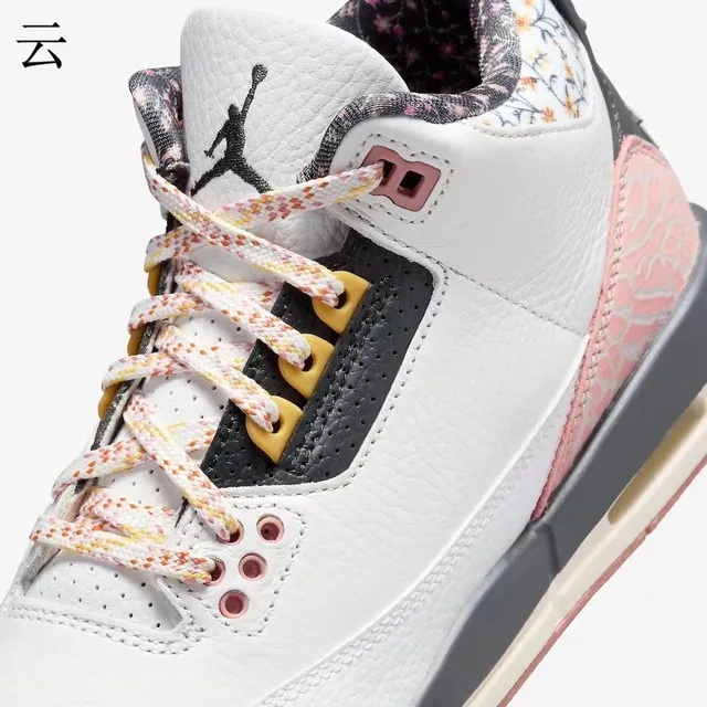 حذاء كرة السلة Air Jordan 3 أبيض ووردي بنقشة الفيل وياقة مزينة بالزهور 4