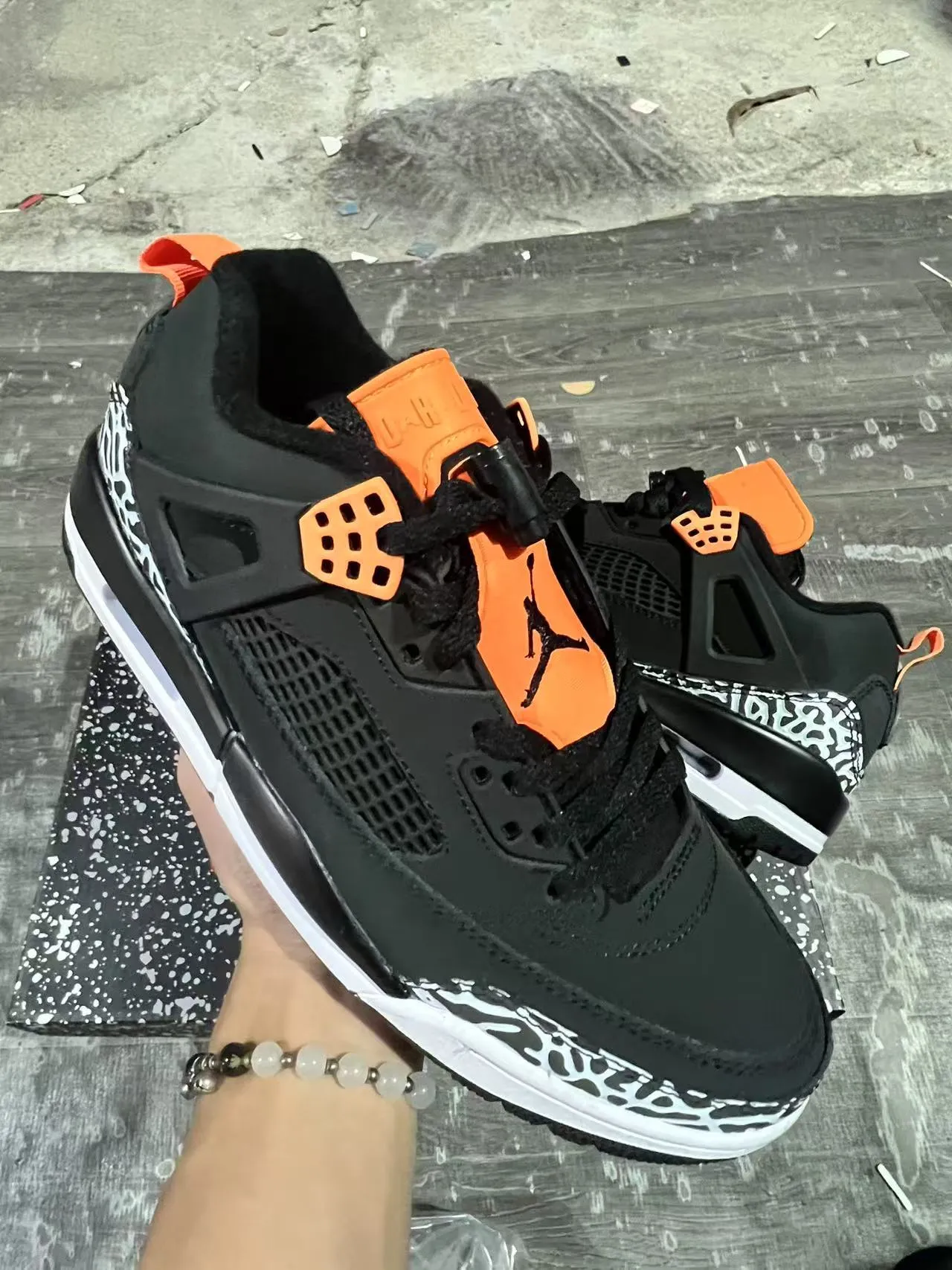 Chaussures de basketball Air Jordan 4 noir éléphant orange 2