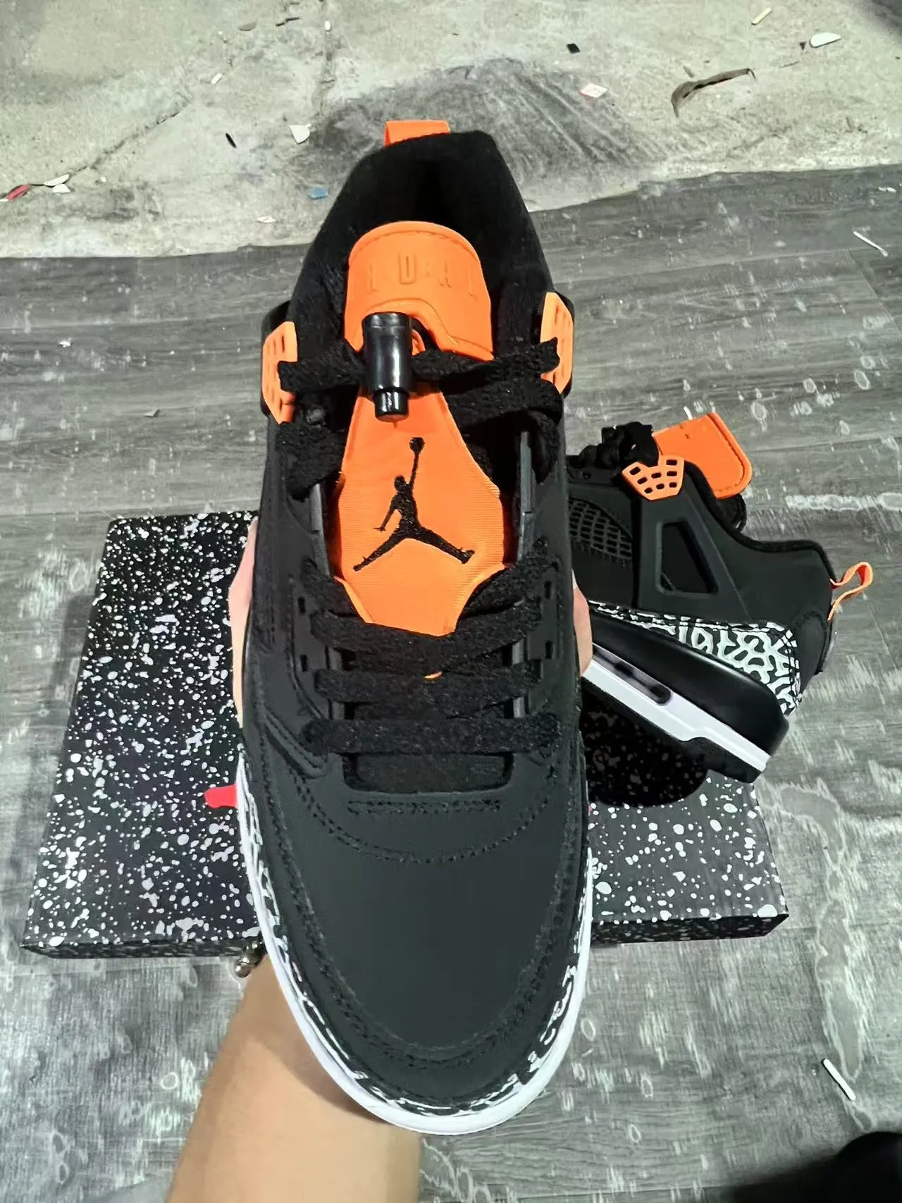 Chaussures de basketball Air Jordan 4 noir éléphant orange 3