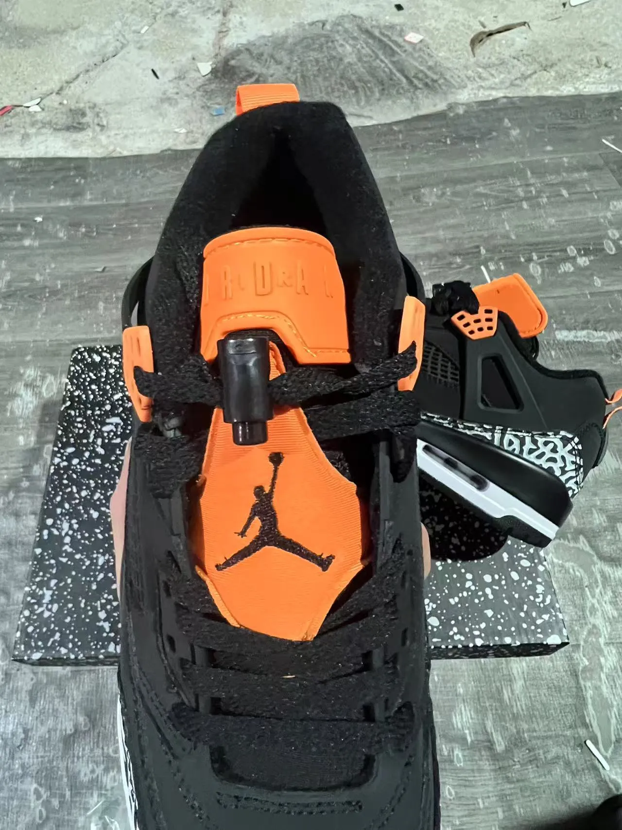 Chaussures de basketball Air Jordan 4 noir éléphant orange 4