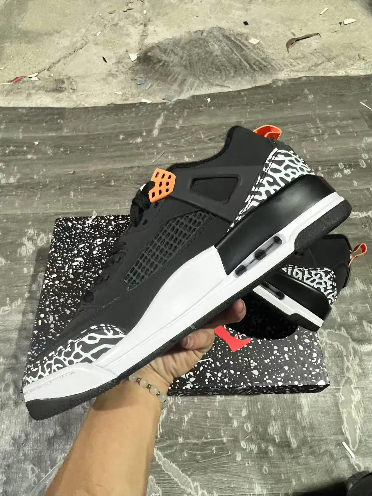Chaussures de basketball Air Jordan 4 noir éléphant orange 5