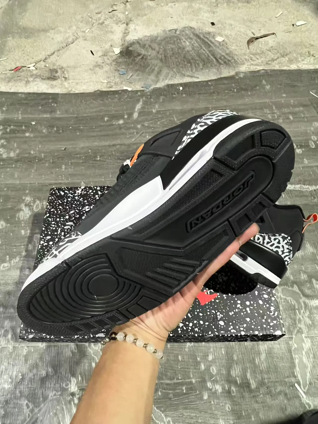 Chaussures de basketball Air Jordan 4 noir éléphant orange 6