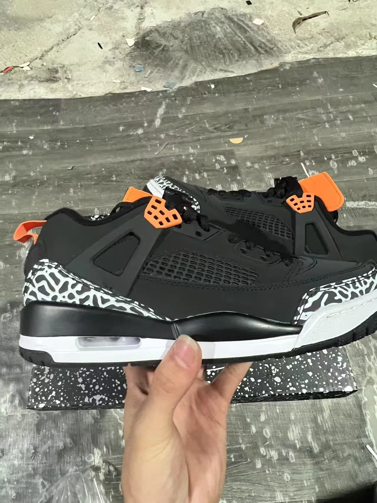 Chaussures de basketball Air Jordan 4 noir éléphant orange 7