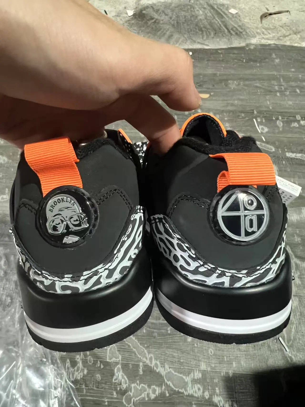 Chaussures de basketball Air Jordan 4 noir éléphant orange 9