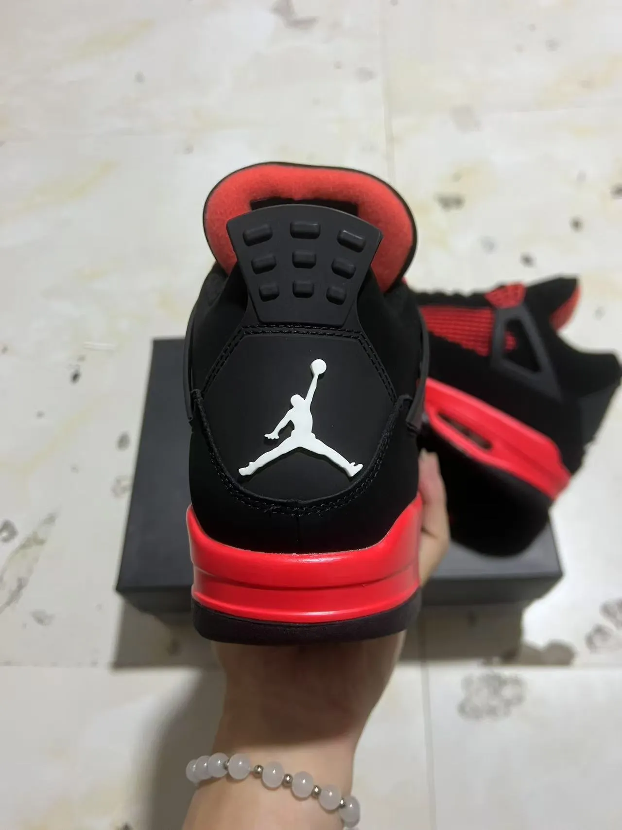 Tênis de basquete Air Jordan 4 preto e vermelho 4