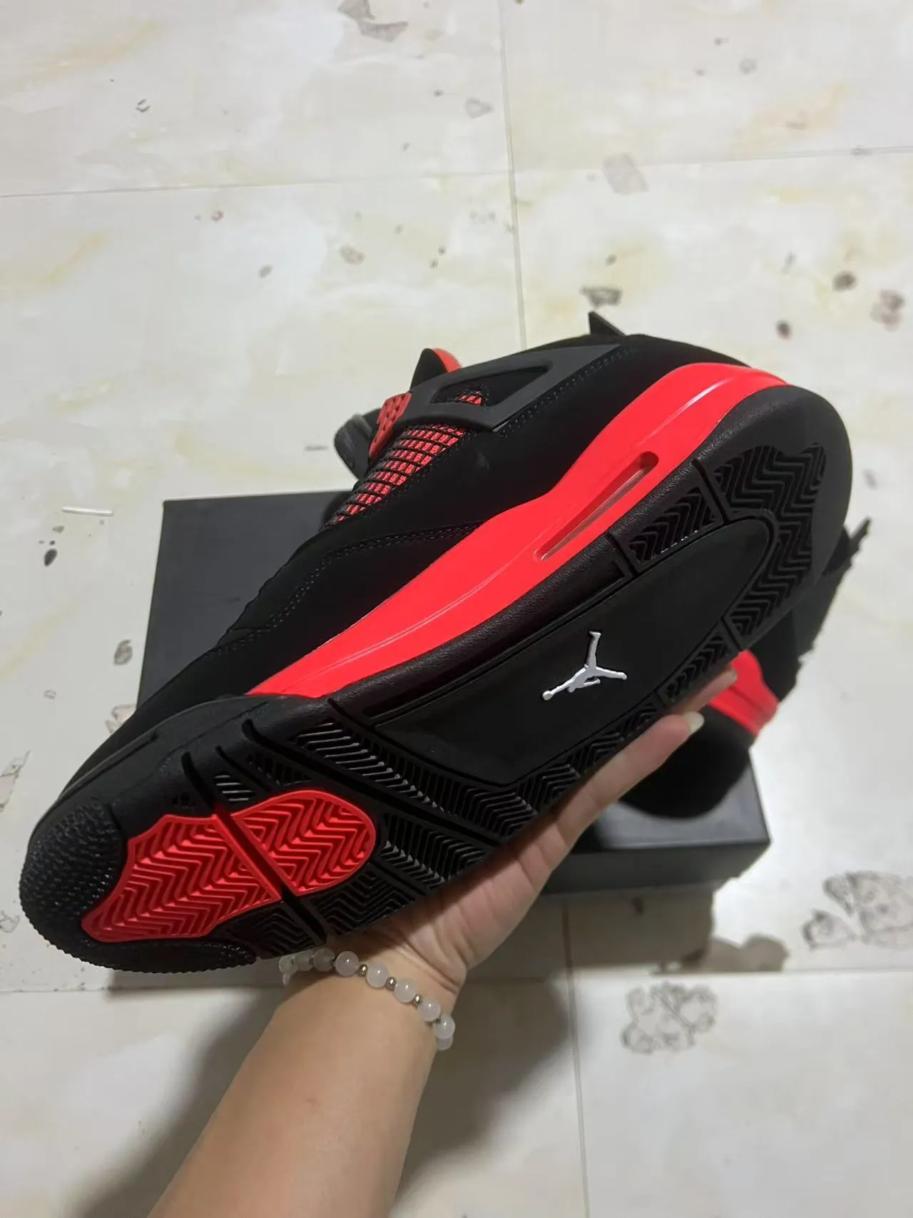 Tênis de basquete Air Jordan 4 preto e vermelho 6